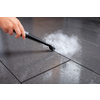 Handdampfreiniger in Gebrauch, der Dampf auf Fliesen abgibt.