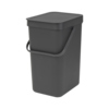 Grauer Abfalleimer mit Deckel und Griff für Recycling, aufrecht stehend.