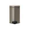 Runder, silberner Tretabfalleimer mit einem sanft schließendem Deckel und Fußpedal.