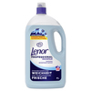 Flasche mit 4 Litern Lenor Weichspüler Professional in blauer Verpackung.