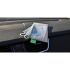 Transparente Reißverschlusstasche mit farbigem Reißverschluss auf einem Autoinnenraum.