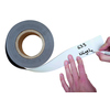 Weißes Magnetband mit handschriftlicher Beschriftung in der Hand eines Benutzers auf Rolle.