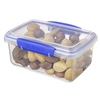 Transparente Vorratsdose mit blauen Clips, gefüllt mit verschiedenen Nüssen und Schalen.