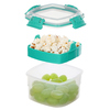Transparente Lunchbox mit zwei Schalen für Snacks, oben mit Popcorn und darunter mit Trauben.