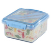 Transparente Lunchbox mit farbigen Inhalten und Deckel, inklusive Besteck, auf grünem Hintergrund.