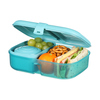 Blaue Lunchbox mit Frucht, Gemüse, Sandwich und herausnehmbarem Einsatz, teilweise geöffnet.