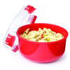 Runder Mikrowellenbehälter mit Pasta und geöffnetem Deckel in roter Farbe.