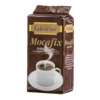 Kaffeepackung Mocafix mit einer Tasse Kaffee auf einem Unterteller im Hintergrund.