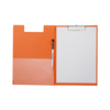 Orange Klemmbrettmappe mit Innentasche, Griffmulde, Stifteschlaufe und leerem Blatt.