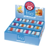Display mit verschiedenen Sorten Teebeuteln der TEEKANNE frio Collection zum Kalten Aufgießen.