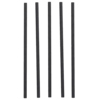Schwarze Trinkhalme in gerader Form, gruppiert in fünf Stück auf hellem Hintergrund.