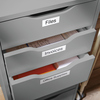 Ein grauer Aktenschrank mit beschrifteten Schubladen: "Files", "Invoices" und "Office Supplies".