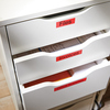 Drei Schubladen mit roten D1-Etiketten, beschriftet mit 'Files', 'Invoices' und 'Office Supplies'.