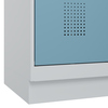 Kleiderspind mit blauer Tür, stabiler Bauweise und belüftendem Lochbild an der Seite.