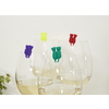 Fünf Weingläser mit bunten Katzenmarkierern am Glasrand in verschiedenen Farben.