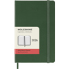 Grüner Hardcover-Taschenkalender für 2026 mit täglicher Seitenaufteilung und Gummiband.