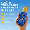 Sonnenschutzmittel in Blau mit gelbem Deckel und Hinweisen zu UV-Schutz und Feuchtigkeit.
