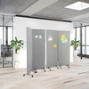 Mobile Stellwand in grau mit Notizen, auf Rollen, in modernem Büro mit viel Licht und Pflanzen.