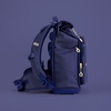 KWIO Schulranzen BAGG in blauer Farbe, seitliche Ansicht mit Rolltop-Verschluss und Taschen.