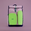 Schulranzen in Rosa und Dunkelblau mit zwei grünen Fronttaschen und Rolltop-Verschluss.