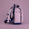 Schulranzen KWIO BAGG in rosa und blau mit seitlichen Taschen und Rolltop-Verschluss.