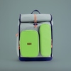 Schulranzen in grau mit grünen und blauen Fronttaschen sowie Rolltop-Verschluss.