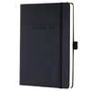 Schwarzer Hardcover-Buchkalender 2025/2026 mit gerillter Struktur und elastischem Verschluss.