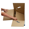 Ergonomische Archivbox mit offenen Klappen und einer Hand, die Dokumente hineinlegt.