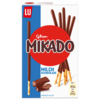 Packung mit Mikado-Sticks aus Milchschokolade und einem Schokoladenstück im Vordergrund.