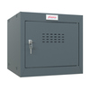 Anthrazitfarbener Schließfachschrank mit belüfteter Tür und Schlüsselverschluss.