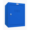 Blauer Schließfachschrank mit belüfteter Tür und integriertem Schloss, in Seitenansicht.
