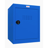 Blauer Schließfachschrank mit mechanischem Kombinationsschloss und belüfteter Tür.