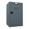 Anthrazitfarbener Schließfachschrank mit mechanischem Kombinationsschloss und belüfteter Tür.