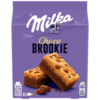 Milka Choco Brookie in einer Verpackung mit zwei abgeschnittenen Stückchen des Gebäcks.