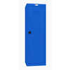 Blauer Schließfachschrank mit belüfteter Tür und mechanischem Kombinationsschloss.