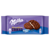Milka Gebäckpackung mit einem Cookie, der Oreo Creme-Füllung und Schokoladenstückchen zeigt.