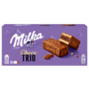 Verpackung von Milka Gebäck Choco Trio mit zwei Kuchenstücken und einer Teilansicht des Inhalts.