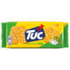 TUC Cracker mit Geschmack Sour Cream & Onion in gelber Verpackung und sichtbaren Crackern.