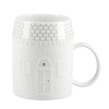 Weiße Tasse in Hausform mit Prägung, dekorativen Dachziegeln und goldenem Türdetails.
