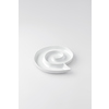 Weißer Porzellanteller in spiraliger Form auf einfarbigem Hintergrund.