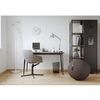 Moderner Arbeitsplatz mit einem Garderobenständer, Schreibtisch, Stuhl, Regal und Wohnaccessoires.