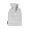 Grau-weiße Wärmflaschenhülle mit dem Schriftzug "Frostbeule" und einer Schneeflocke.