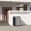 Mülltonnenbox in silber, auf einem gepflasterten Boden vor einem modernen Haus platziert.