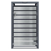 Mülltonnenbox in silber mit Tür und horizontalen Lamellen, Frontansicht.