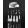 Set von fünf silbernen Acrylmarkern auf schwarzem Hintergrund mit Schriftzug "Silver Lettering".