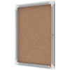 Wandmontierter Schaukasten mit Korkeinlage für Aushänge im Format DIN A4.