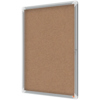 Schaukasten mit Korkoberfläche und alufarbigem Rahmen, geeignet für DIN A4 Dokumente.