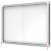 Wandschaukasten in Silber mit Glasfront für 8 DIN A4-Dokumente, ideal für öffentliche Räume.