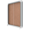 Schaukasten mit zwei Türen und Korkoberfläche zur sicheren Präsentation von Dokumenten.
