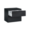 Schwarzer Hängeregistraturschrank mit einer offenen Schublade und zwei Innenfächern.